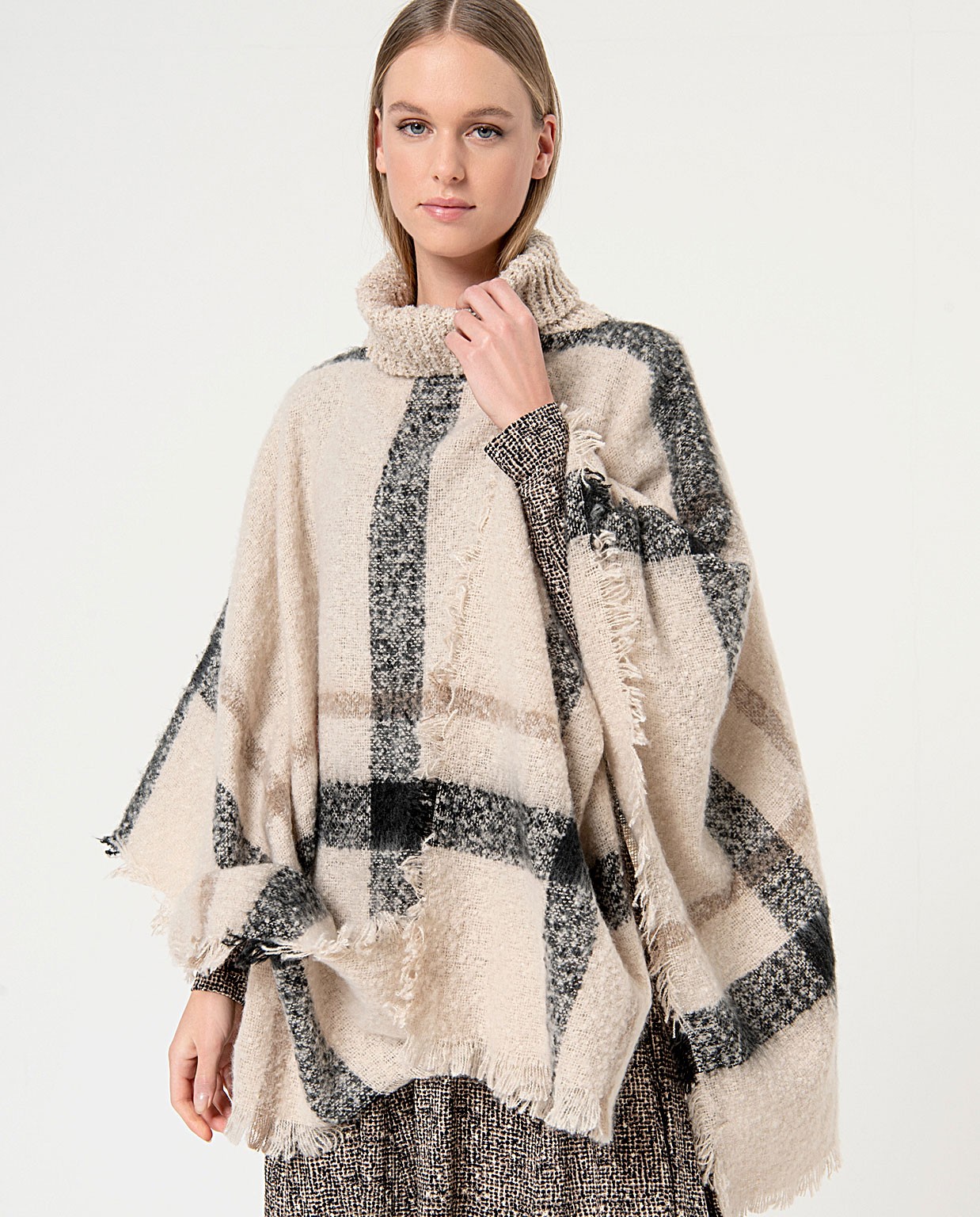 Plaid turtleneck poncho Ecru