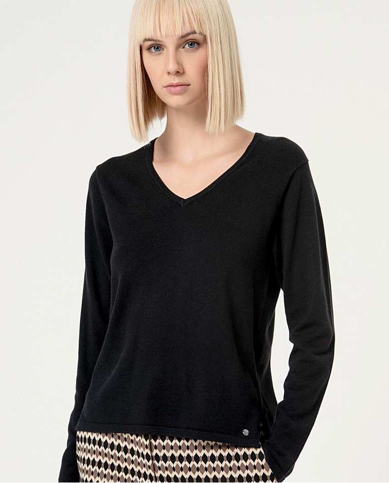 Plain V-neck knitted sweater Black