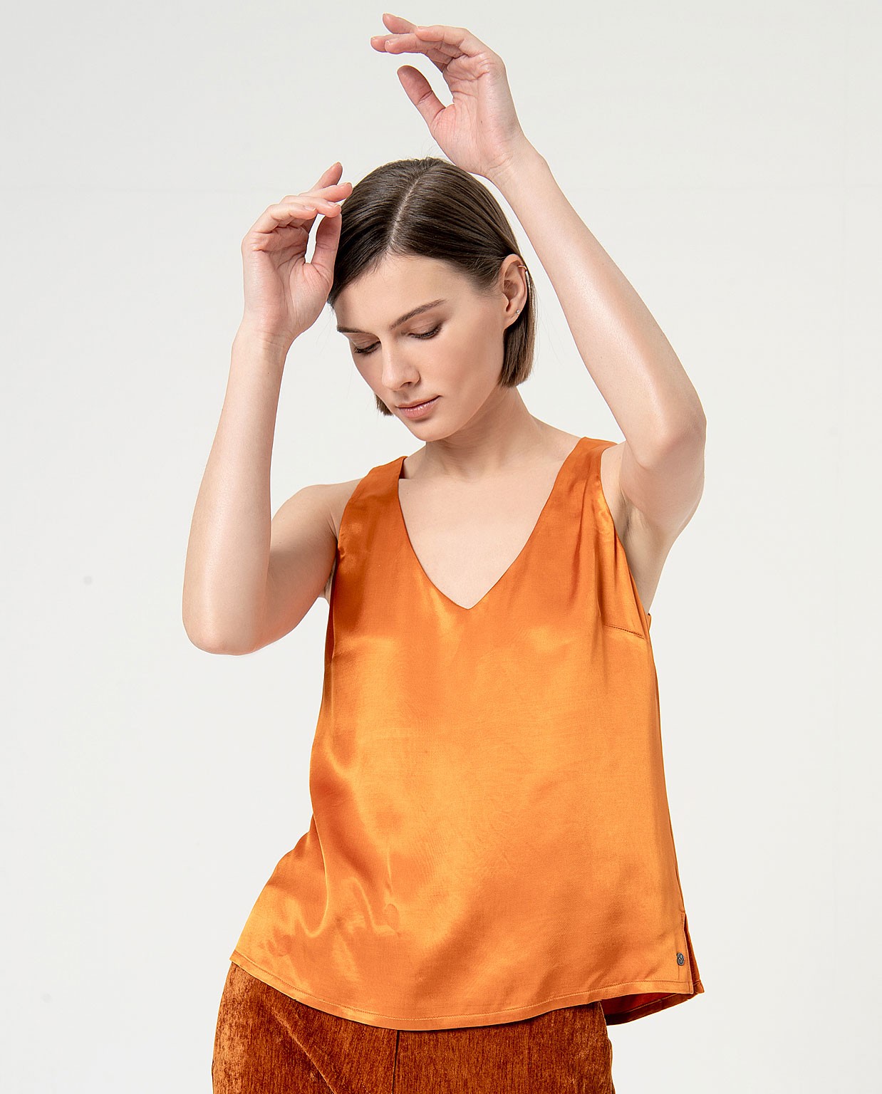 Smooth satin V-neck top Orange