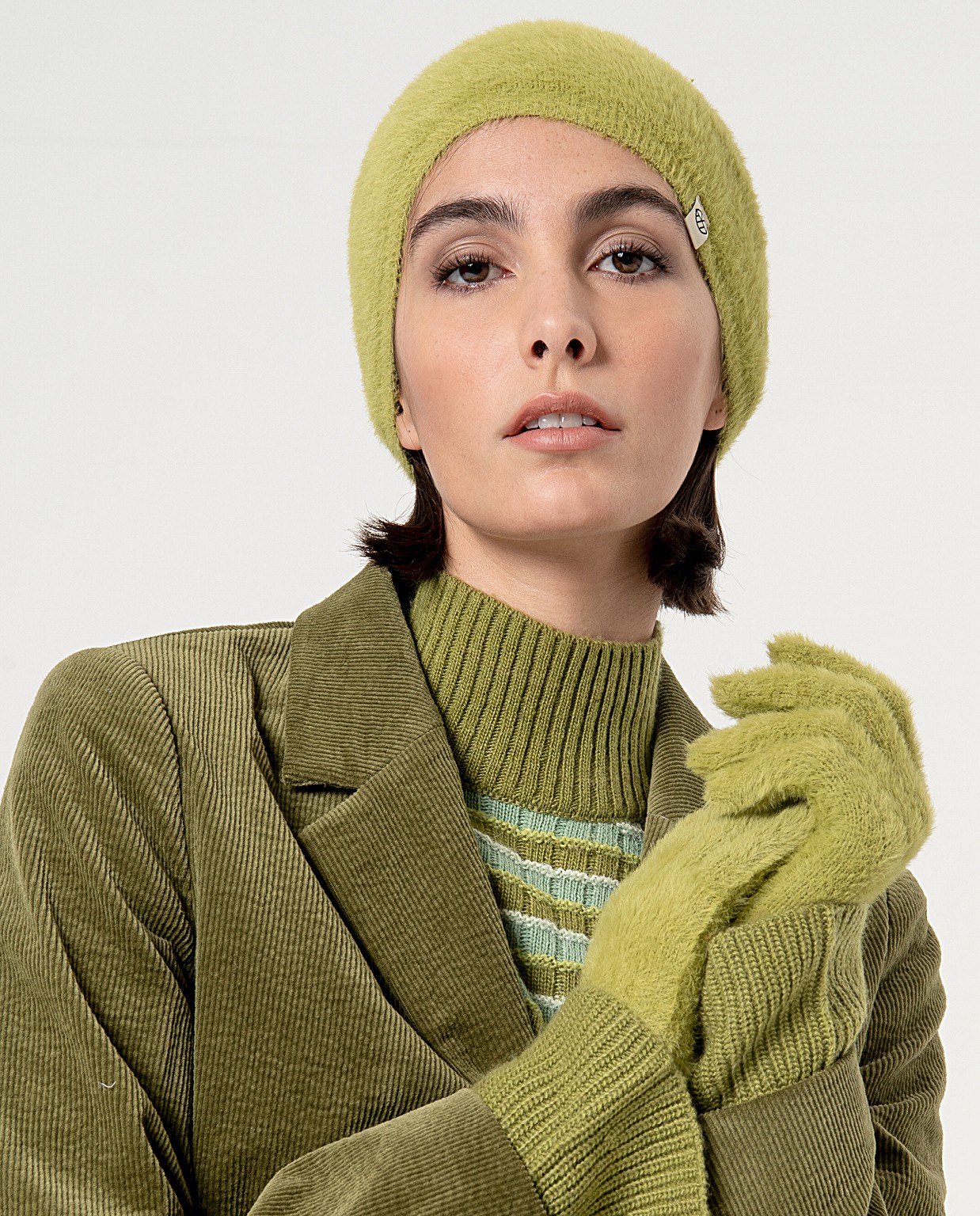 Smooth knitted beret with fur Green