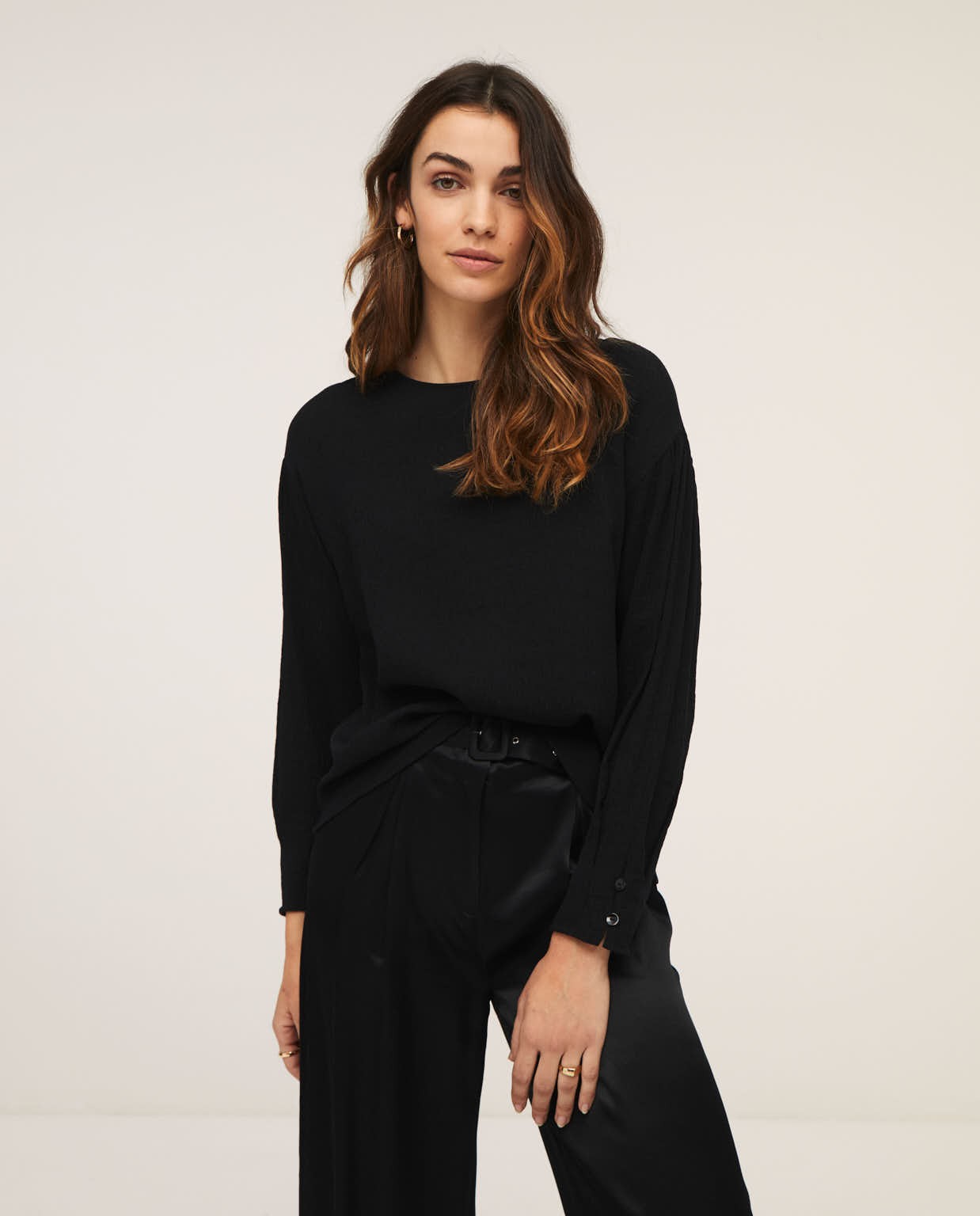 Blouse with open back and wide shoulders Black