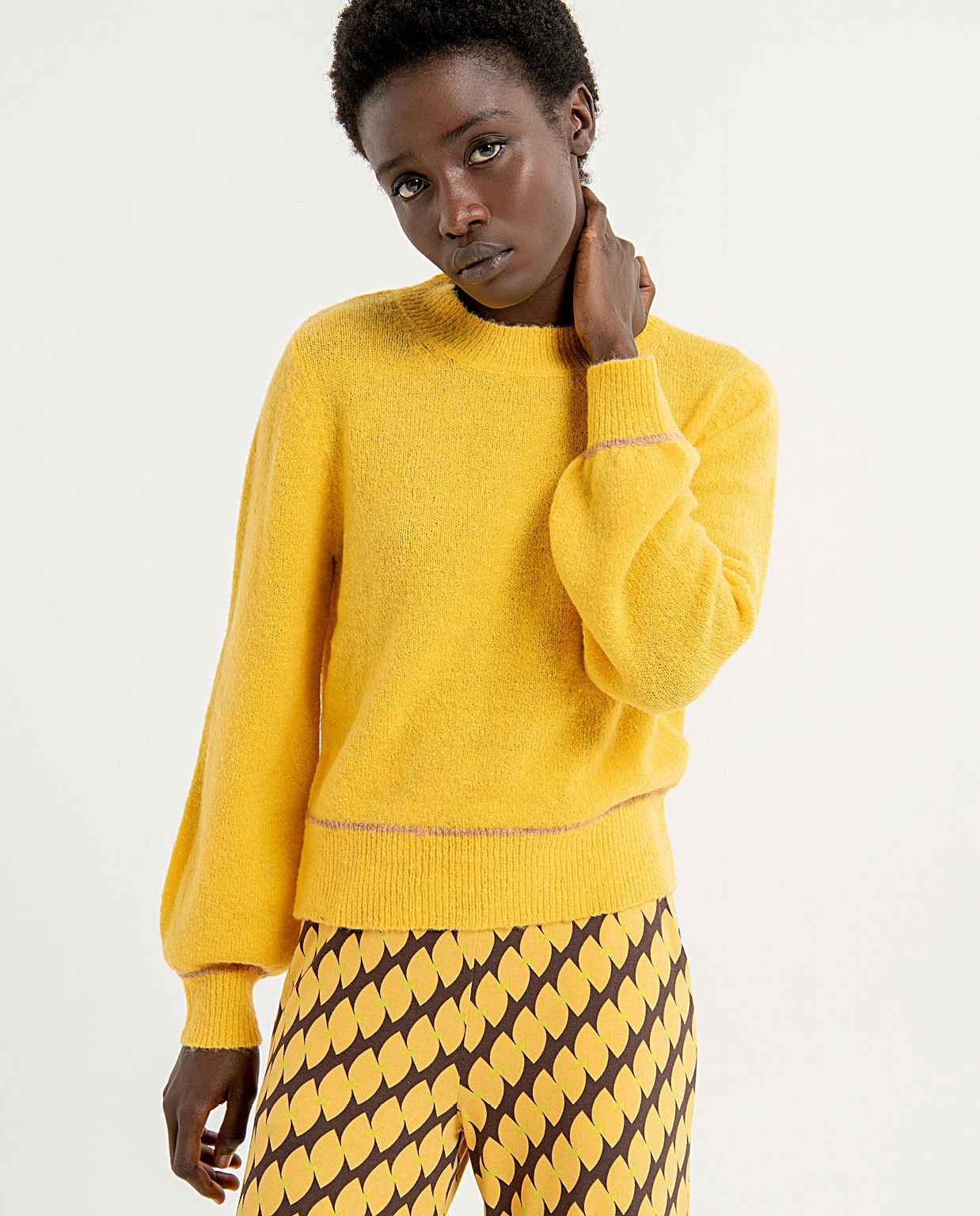 Short round neck jumper Yellow