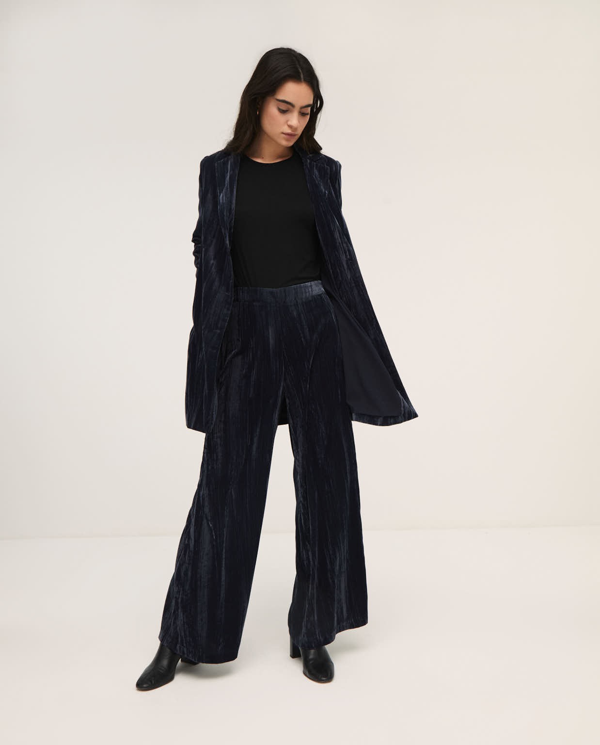 Long wide trousers in velvet Grey