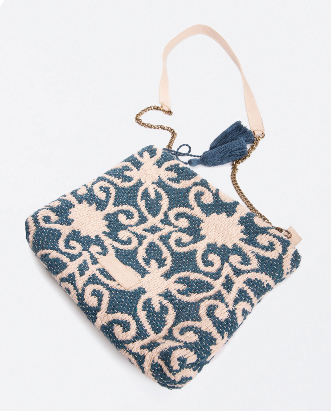 Borsa a tracolla con catena e pompon. Stampa Blu