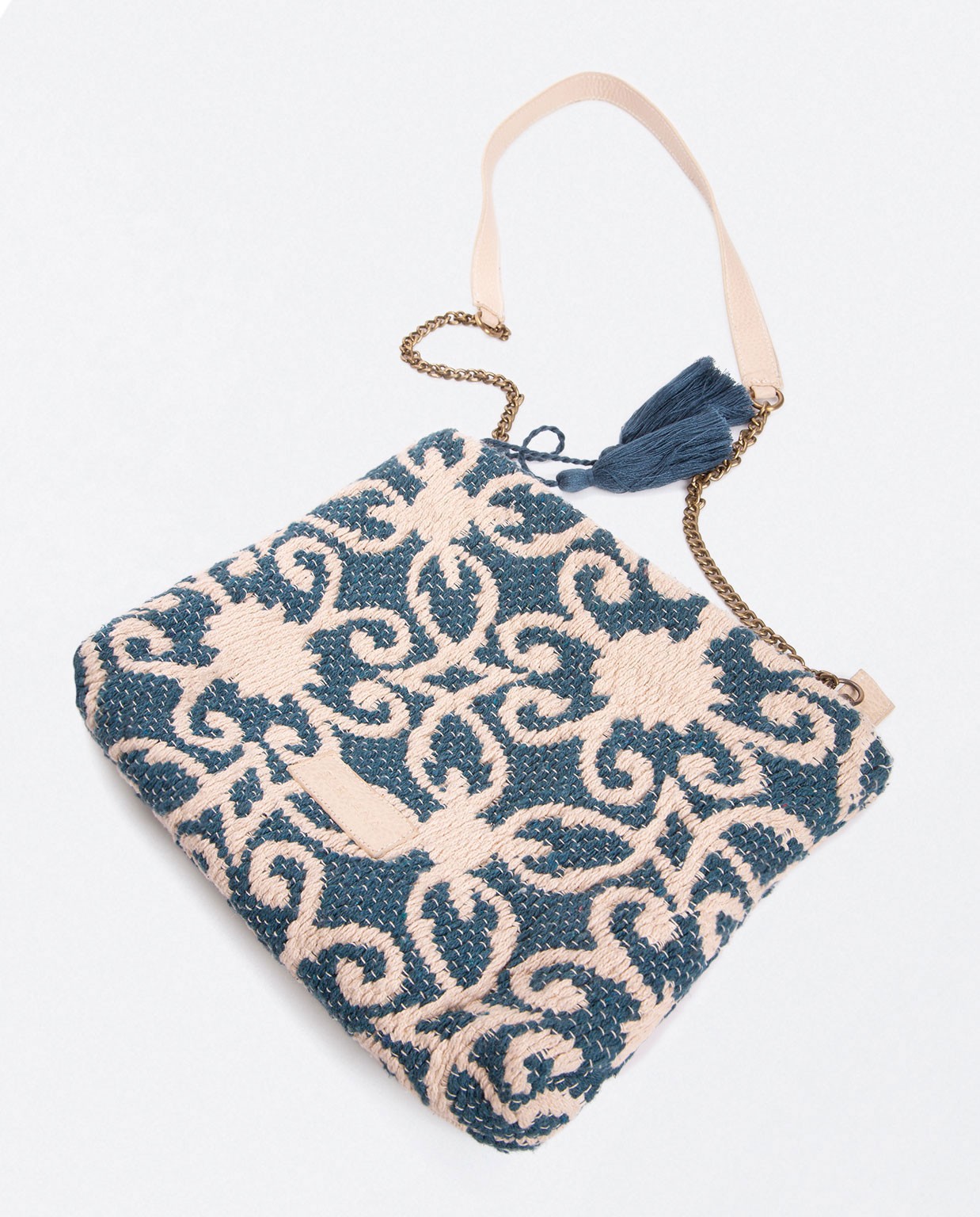 Borsa a tracolla con catena e pompon. Stampa Blu