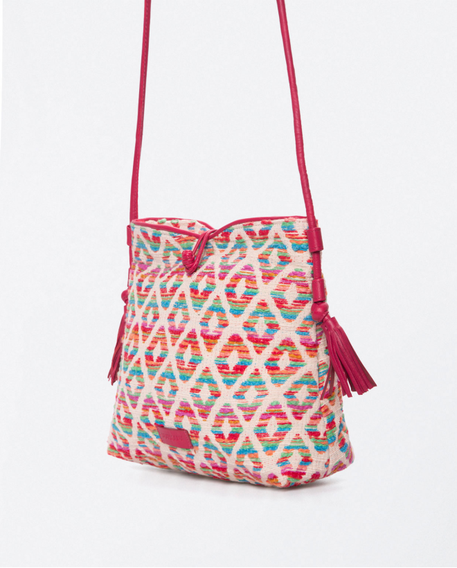 Borsa a tracolla media. Chiusura con bottoni. Stam Fucsia