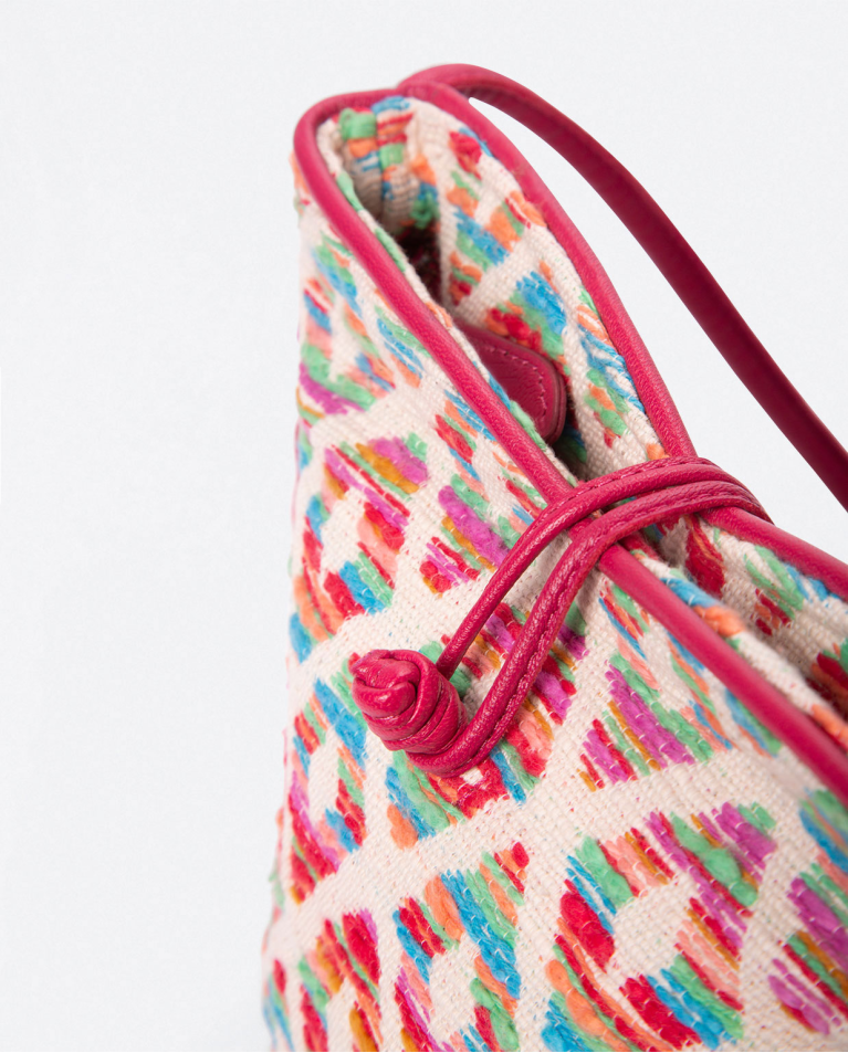 Borsa a tracolla piccola. Chiusura con bottoni. St Fucsia