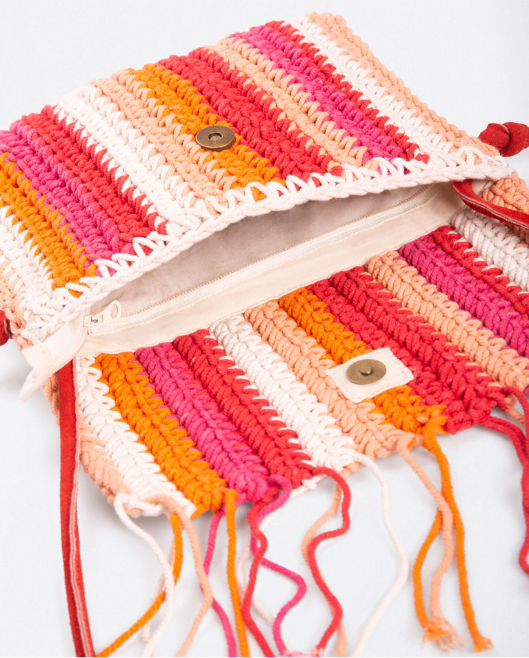 Borsa a tracolla all'uncinetto con patta a frange. Fucsia