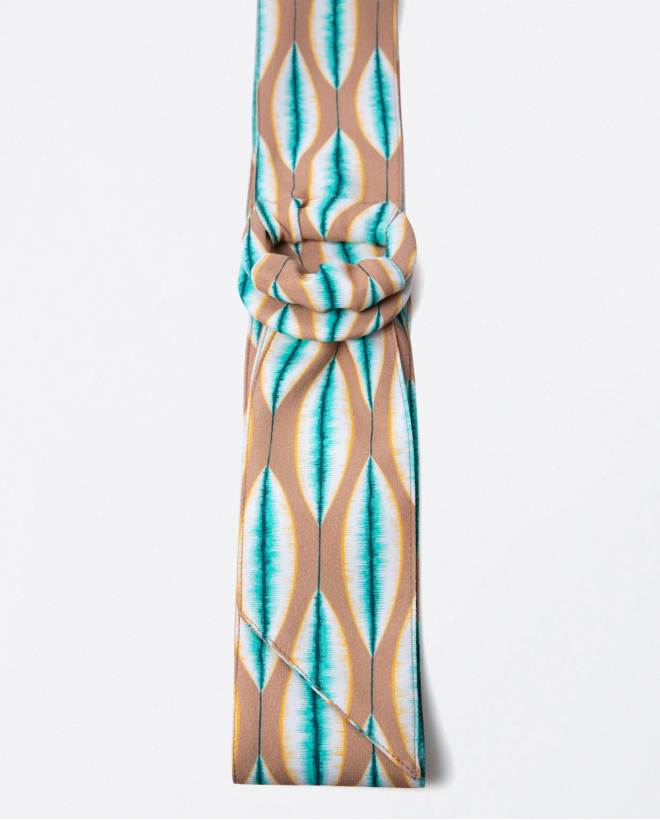 Ampia cintura in tessuto con doppia fibbia. Beige