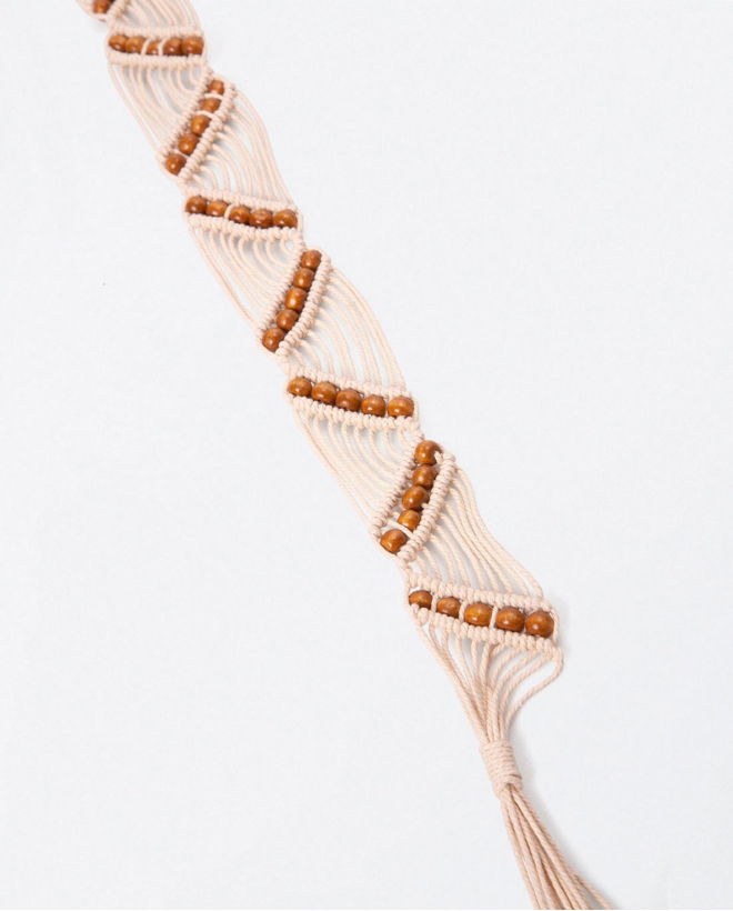 Cintura in macramè con perline di legno Crudo