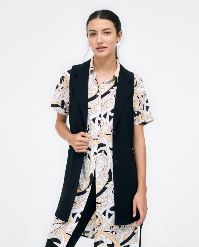 Gilet lungo con bavero e cintura. Liscio Nero