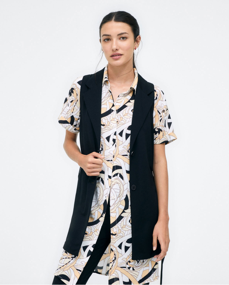 Gilet lungo con bavero e cintura. Liscio Nero