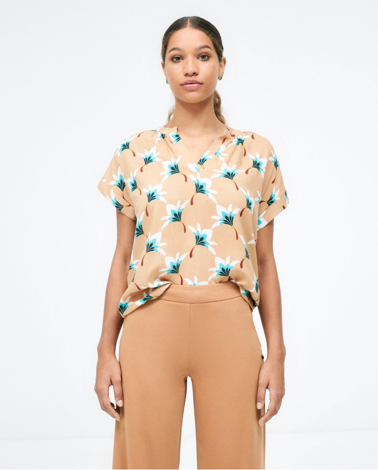 Wide ankle trousers. Elasticated. Plain Beige