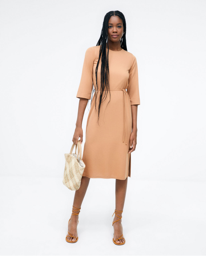 Abito midi annodato. Maniche a 3 4. Semplice. Beige