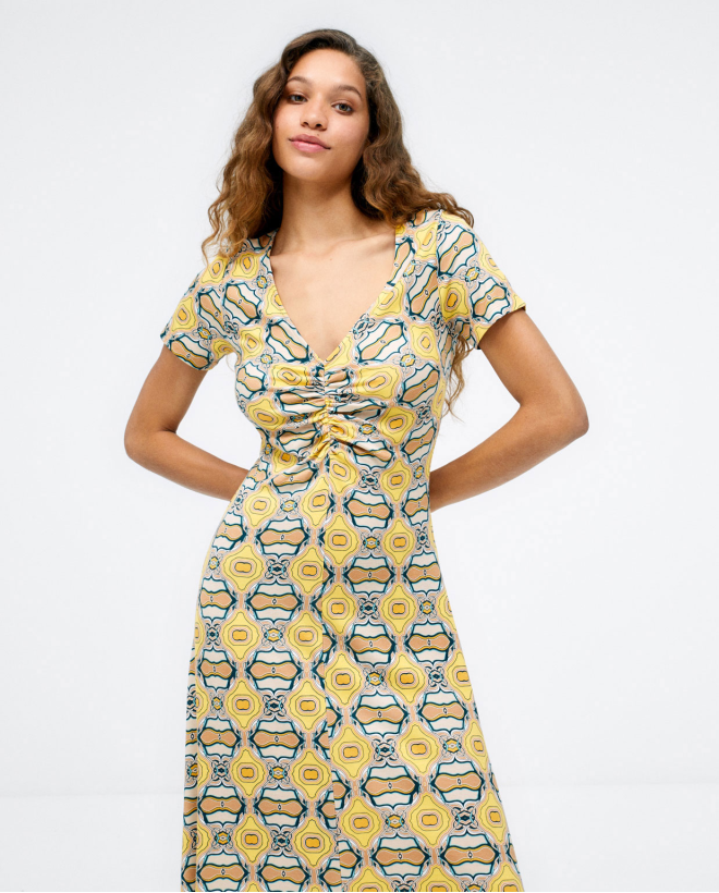 Abito midi. Scollo con volant. Stampa. Giallo