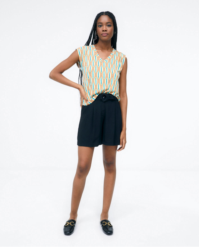 T-shirt con maniche giapponesi, scollo a V. Stampa Beige