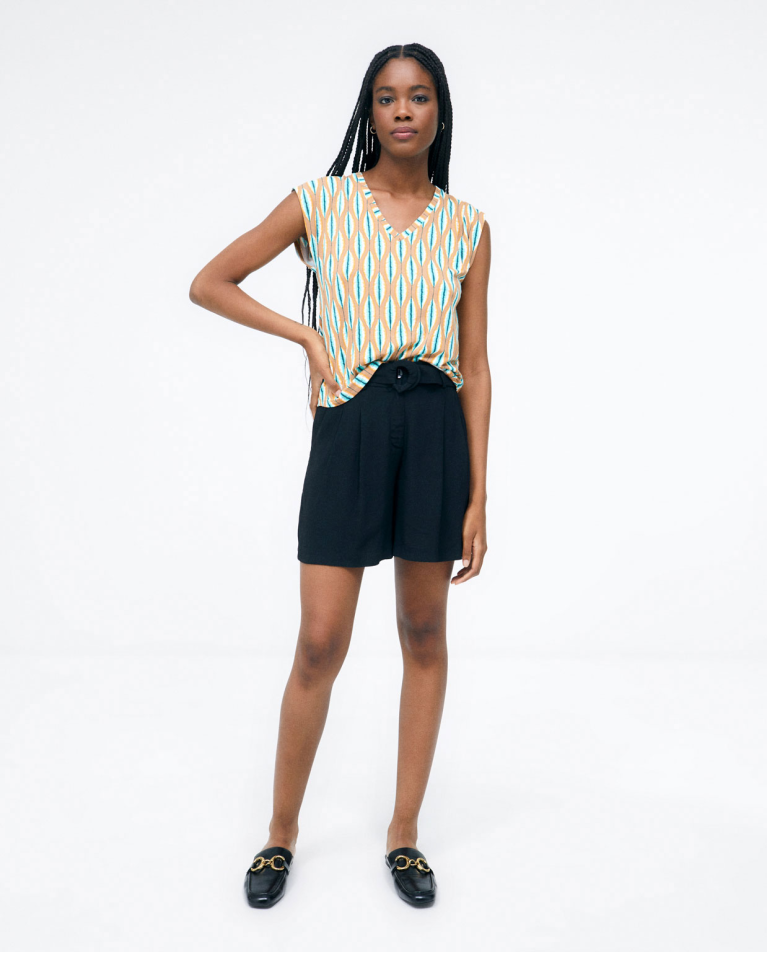 T-shirt con maniche giapponesi, scollo a V. Stampa Beige