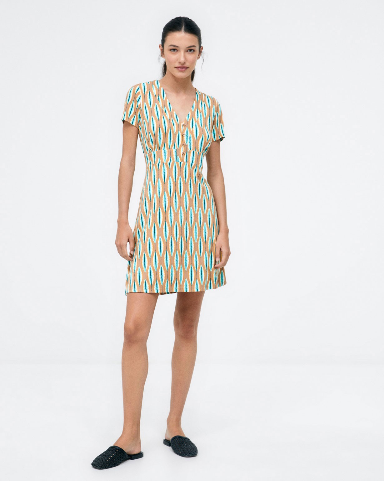 Short dress. V-neck. Elastic. Beige