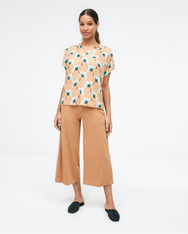 Maglia a maniche corte. Scollo a V. Stampa floreal Camel