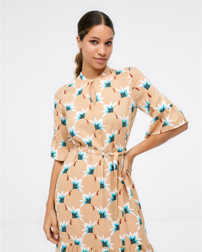 Abito midi con maniche a volant. Stampa Camel