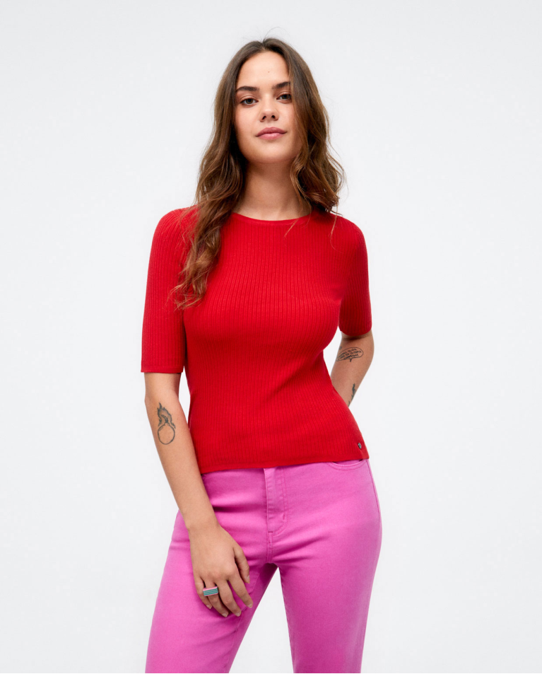 Maglia a coste con maniche alla francese. Semplice Rosso