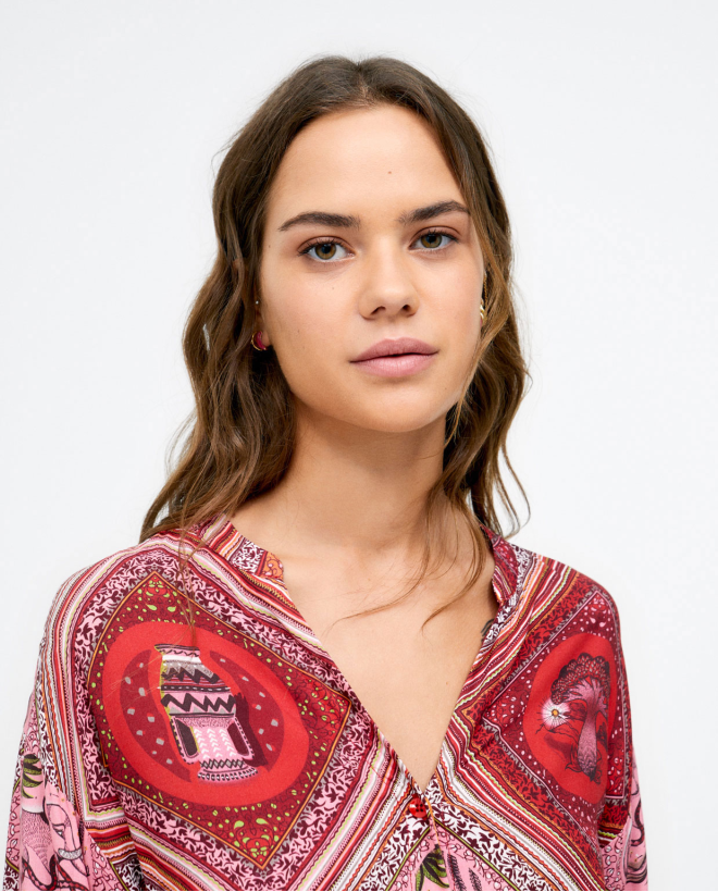 Camicia a maniche lunghe. Scollo a V. Stampa Rosso