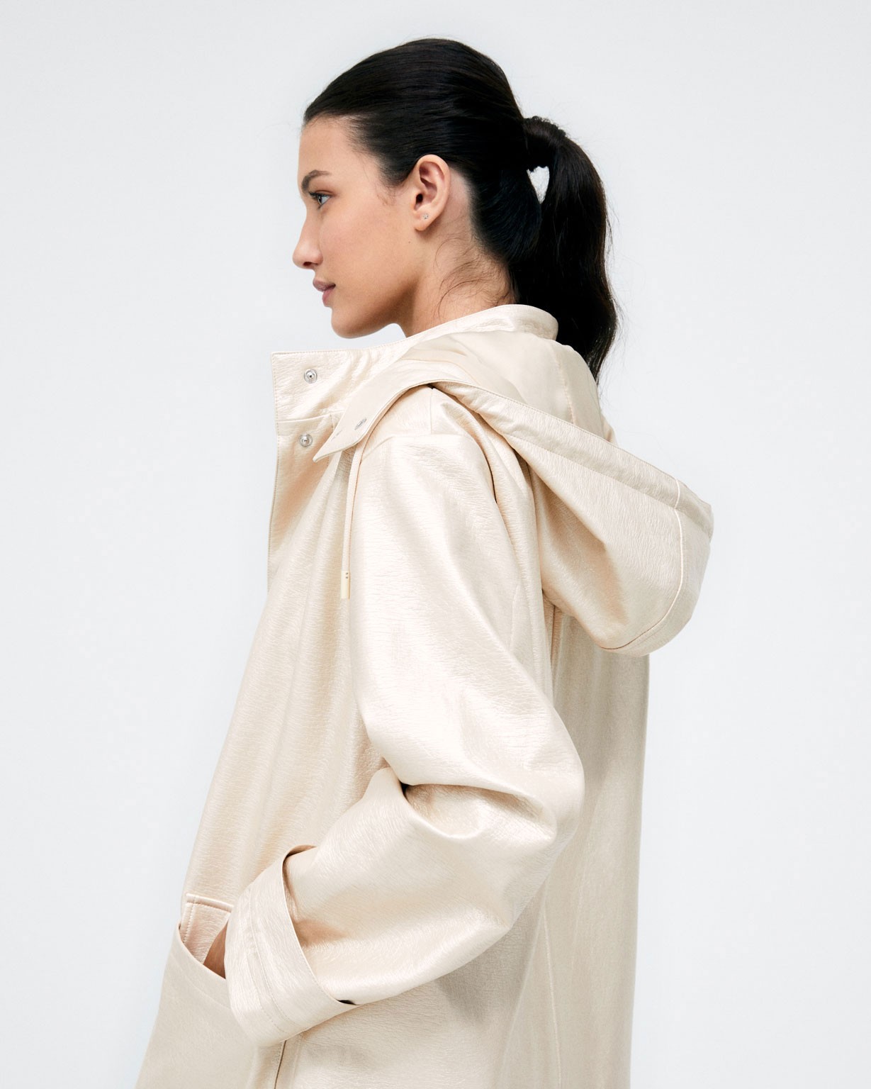 Parka a 3 4 con cappuccio e tasche. Liscio Crudo