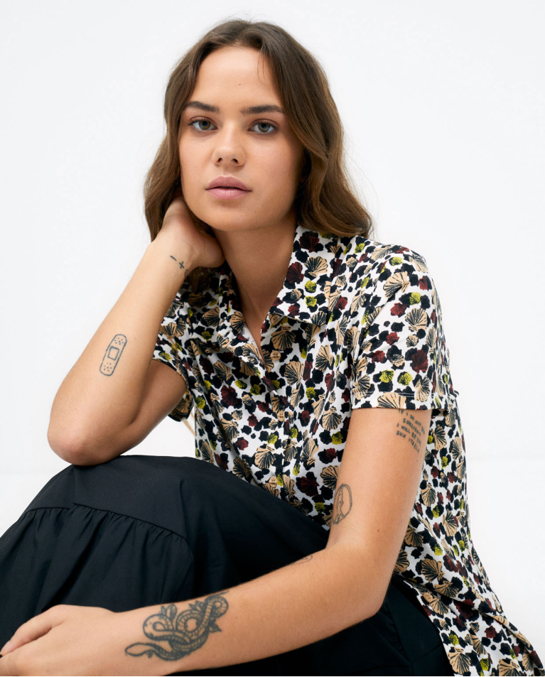 Short sleeve shirt. Elasticated. Brown