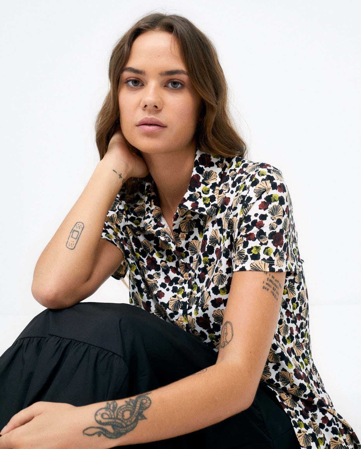 Short sleeve shirt. Elasticated. Brown