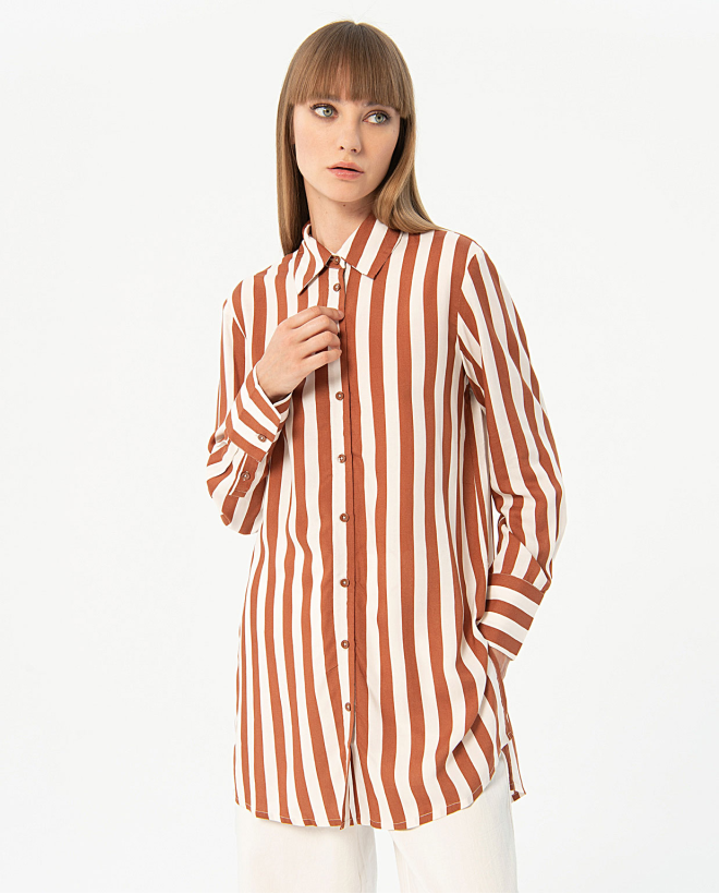 Camicia lunga in raso a righe Marrone