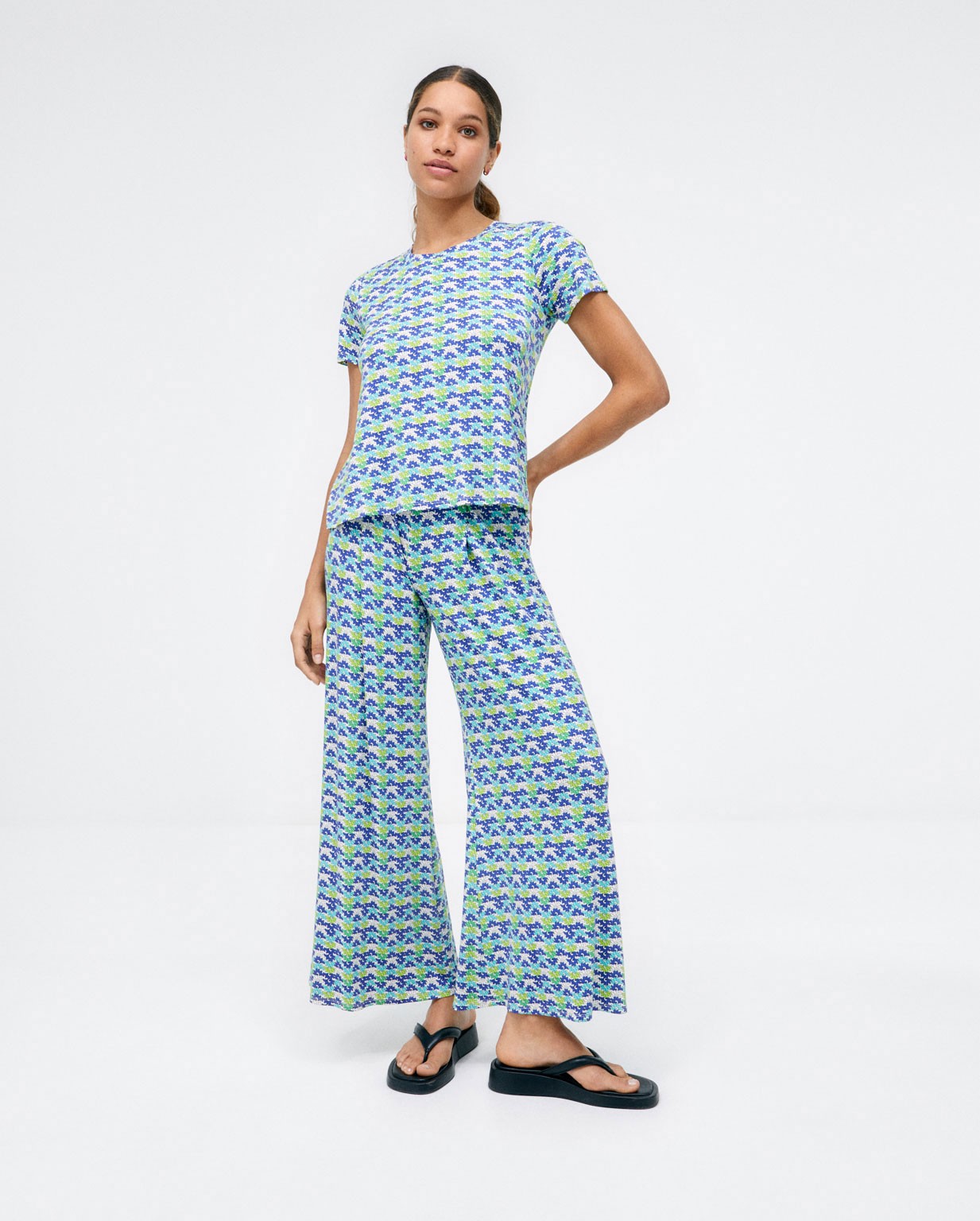 Pantaloni lunghi larghi. Elastico. Stampa Azzurro
