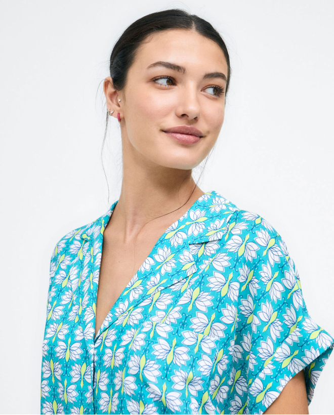 Camicia a maniche corte. Scollo a V. Stampa Turquesa