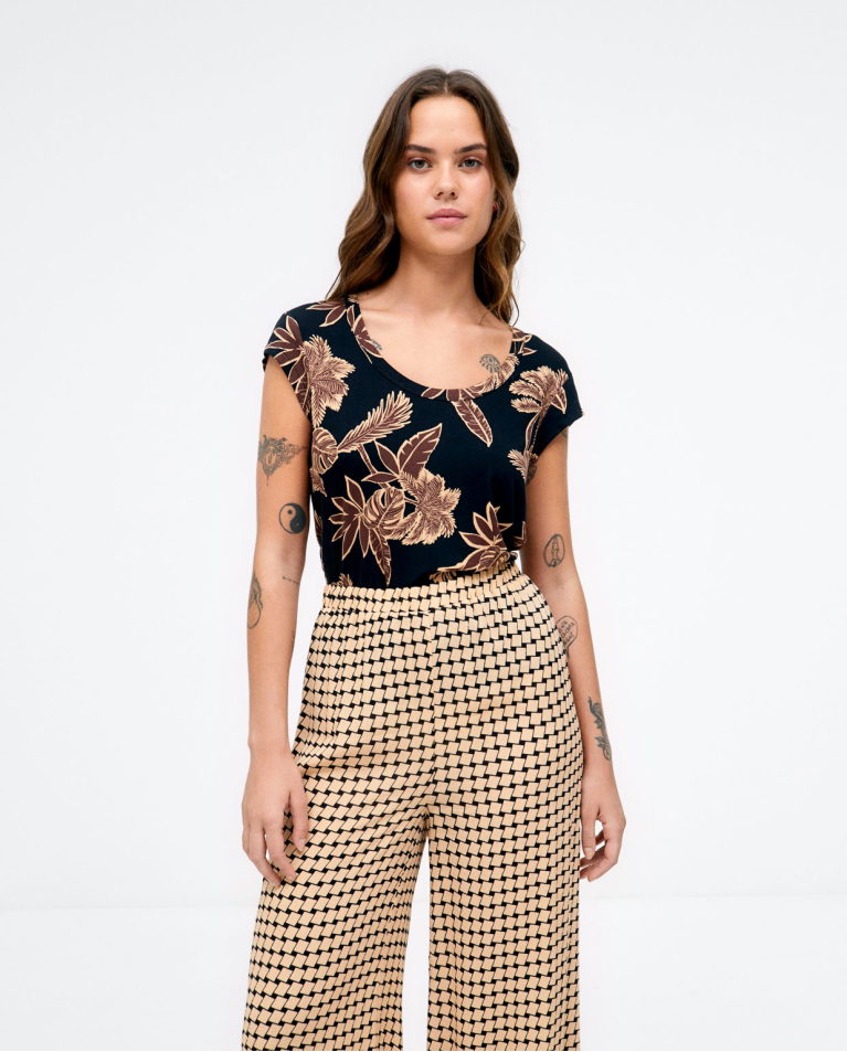 Pantaloni lunghi e larghi. Stampa Beige