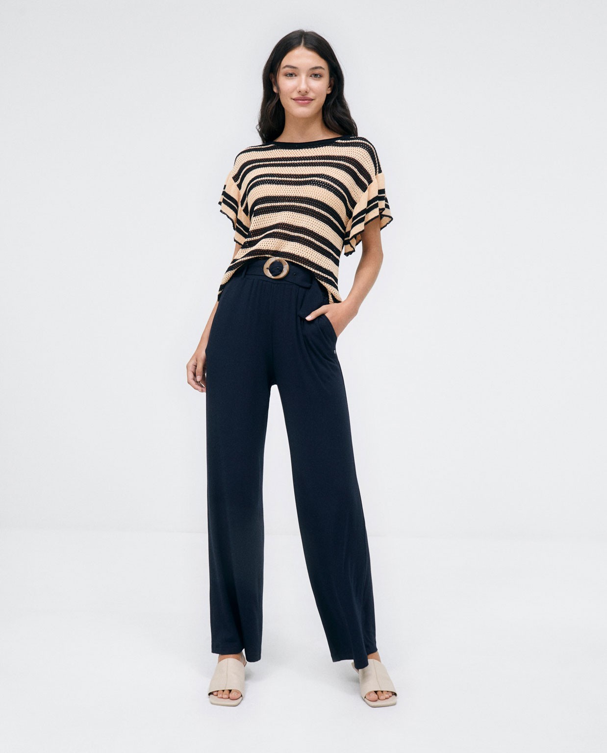 Maglia a righe con maniche a farfalla. Strisce Nero