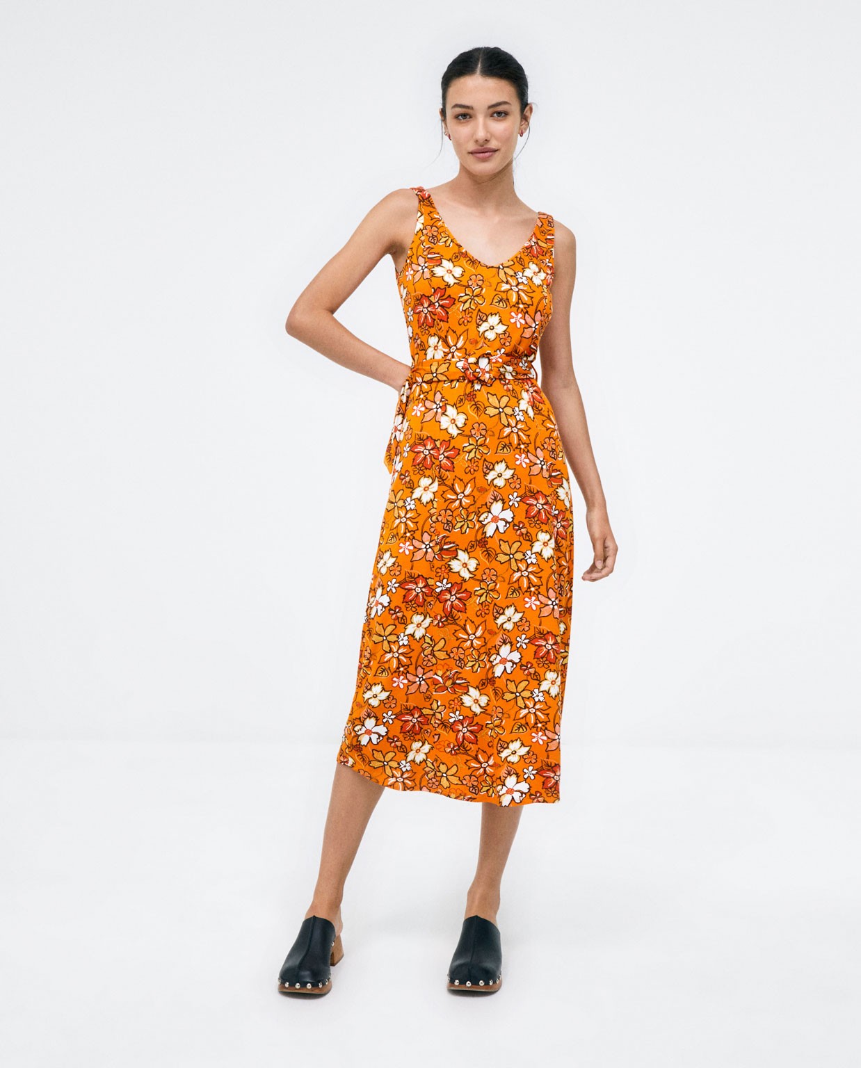 Abito midi con spalline. Elastico. Stampa  Arancione