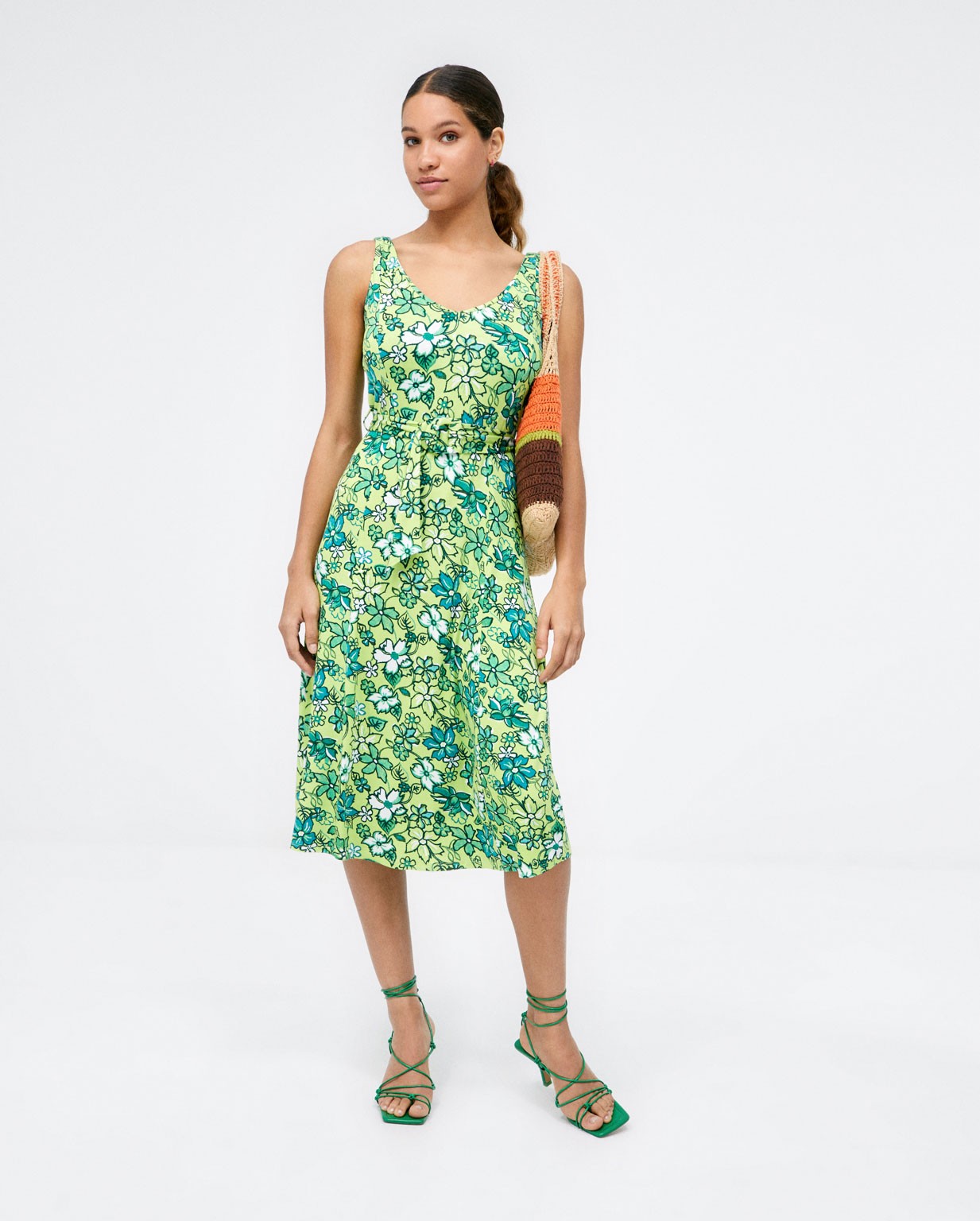Abito midi con spalline. Elastico. Stampa  Verde