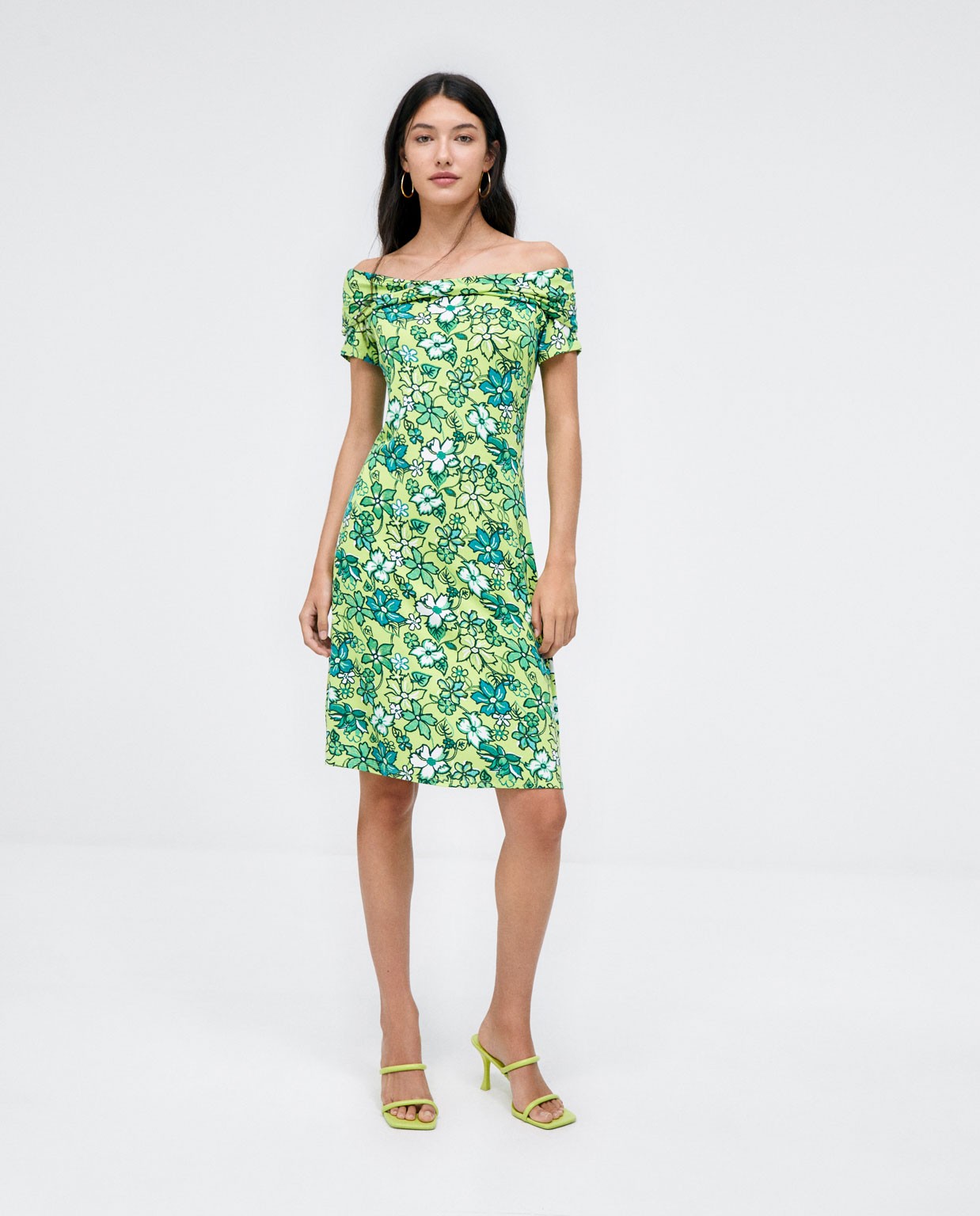Abito corto. Bardot. Elastico. Stampa. Verde