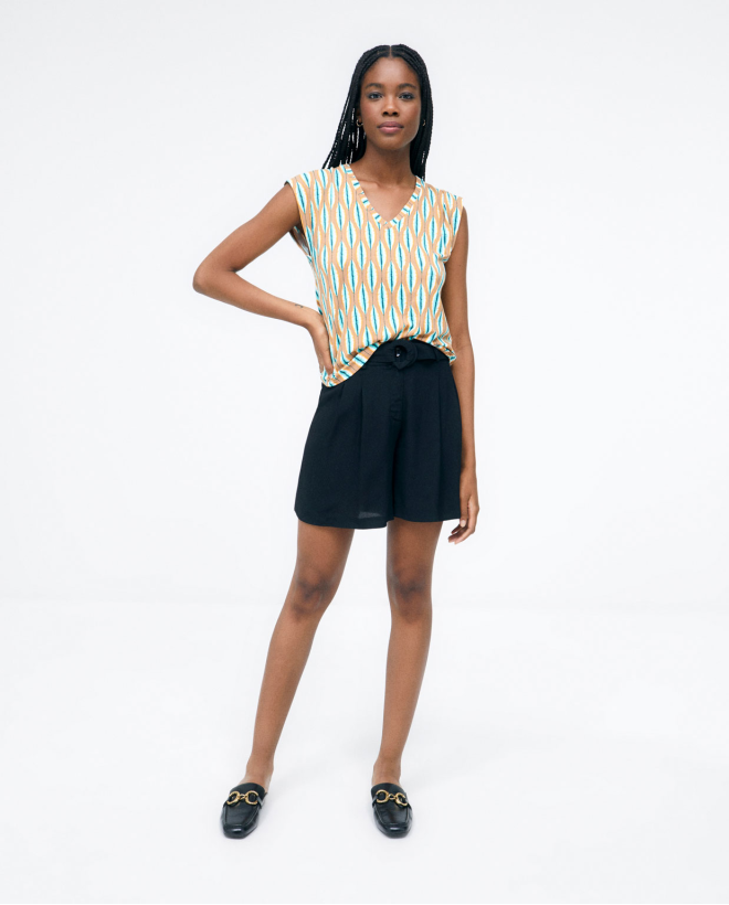 Pleated shorts with belt....