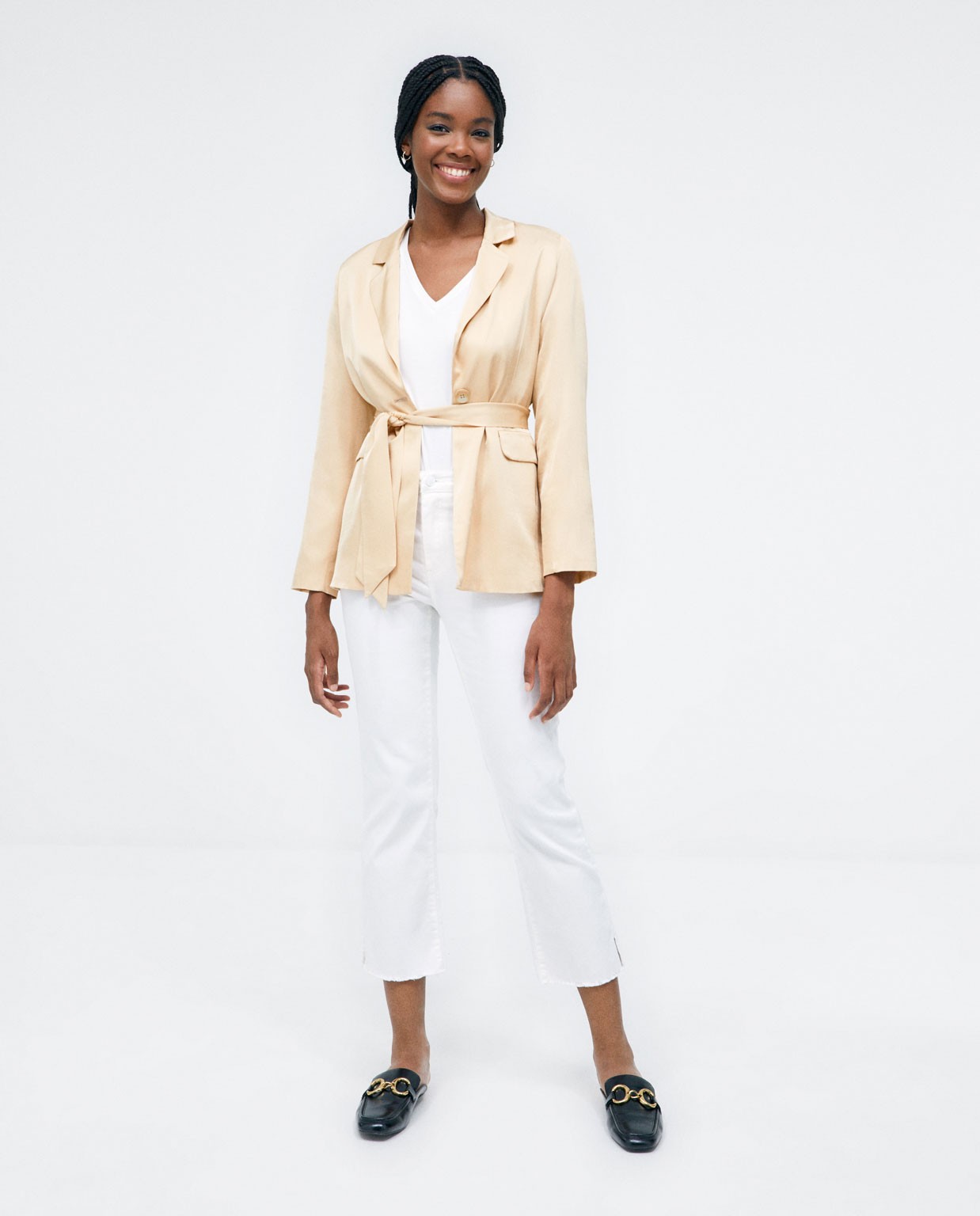 Blazer con tasche con patta e cintura. Beige