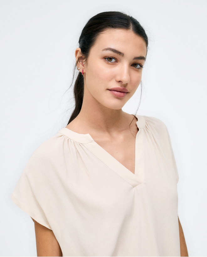 Maglia a manica corta con scollo a V. Beige