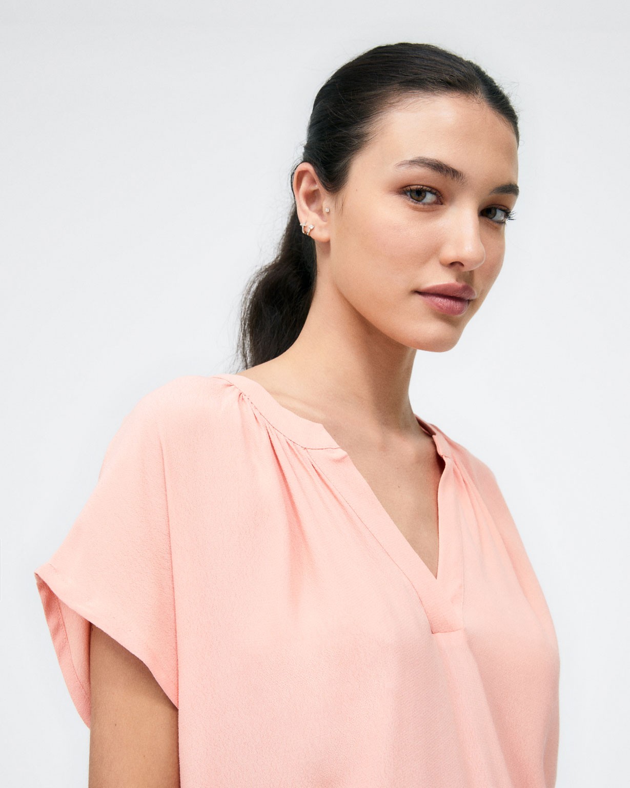 Maglia a manica corta con scollo a V.  Coralo