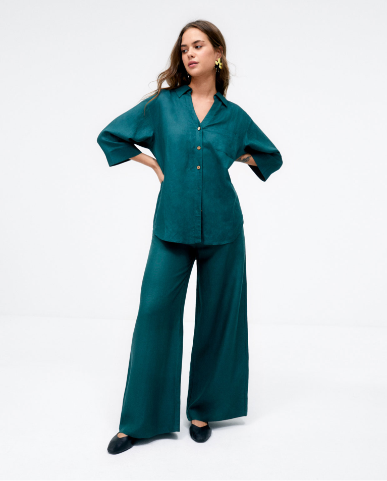 Wide long trousers with pockets. Plain Khaki