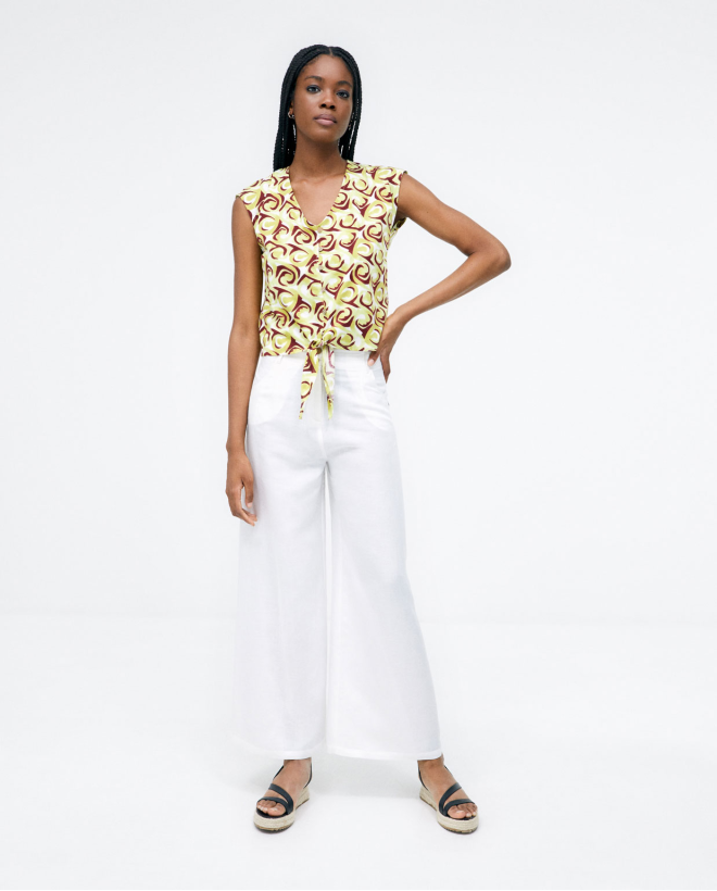 Knotted blouse. V-neck....