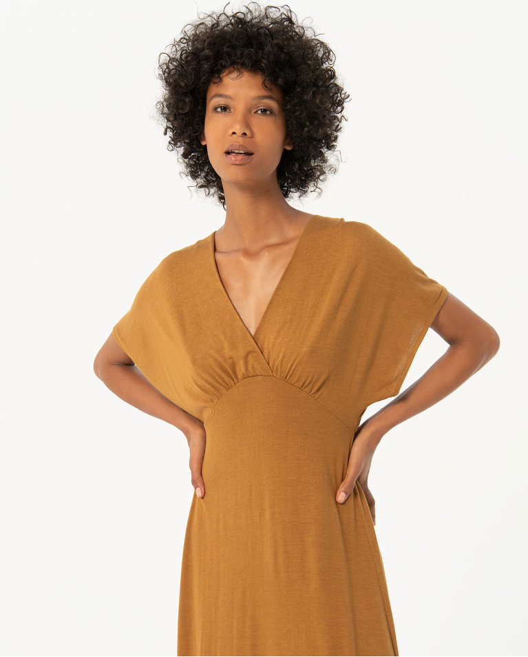 Smooth midi dress with bat sleeves Light came
